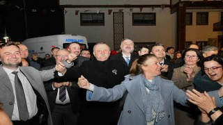 Romanlar günlerini dans ederek kutladı