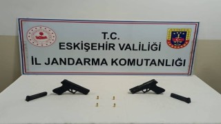Ruhsatsız tabancaları satmak isteyen şüpheli jandarmadan kaçamadı
