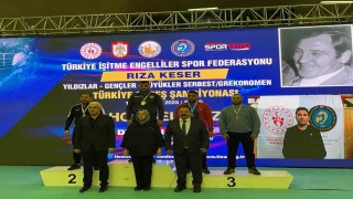 Sakarya Büyükşehir güreşçileri Sivasta şampiyon oldu