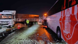 Samsun-Ankara yolunda otobüs ile tır çarpıştı: 5 yaralı