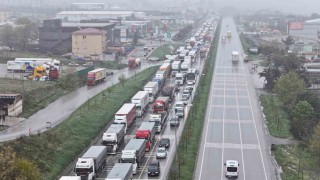 Samsunda Nisan karı ulaşımı felç etti: 2 kilometrelik tır kuyruğu oluştu