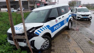 Samsunda polis aracına minibüs çarptı: 1i polis 2 yaralı