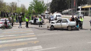 Şanlıurfada 2 otomobil çarpıştı: 8 yaralı
