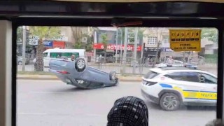 Şanlıurfada kamyon ile çarpışan otomobil ters döndü