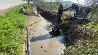 Sapanca Gölüne akan akaryakıt minvali madde ekiplerce temizlendi