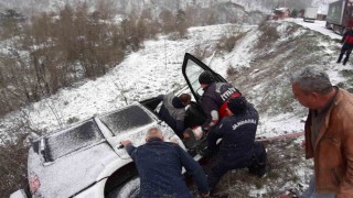 Şarampole devrilen cipin sürücüsü ölümden ağaç sayesinde kurtuldu