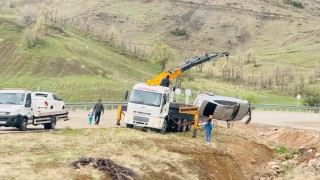 Şarampole yuvarlanan otomobilin içinde bulunanların burnu bile kanamadı