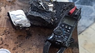 Şarjdaki telefonun bataryası patladı