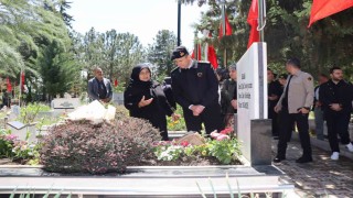 Şehit Uzman Jandarma Mustafa Uğurelli kabri başında dualarla anıldı