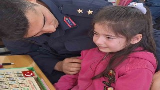 Şehitler Haftasında duygulandıran ziyaret: Türk bayrağı hediye edilen öğrenci gözyaşlarına hakim olamadı