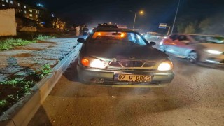 Şerit değiştirmeye çalışan motosiklet otomobile çarptı