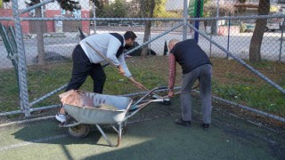 Seyhanda spor tesisleri yenileniyor
