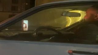 Seyir halinde görüntülü sohbet etti, direksiyonu bırakıp düşen telefonu kaldırdı... O anlar kamerada