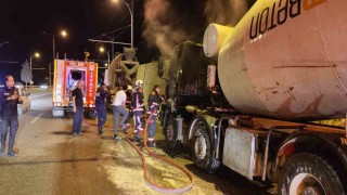 Seyir halindeki beton mikseri alev aldı