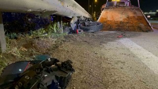 Seyir halindeki motosikletli önce kamyonete, ardından bariyerlere çarparak hayatını kaybetti