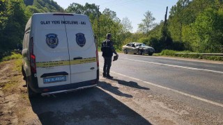Seyir halindeki otomobilin üzerine kaya parçası düştü: 2si çocuk 5 yaralı