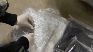 Seyyar pazarcının hediye paketlerinden uyuşturucu çıktı