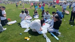 Şiddetli rüzgar uçurtmaları birbirine doladı, öğrencilerin keyifleri yarıda kaldı