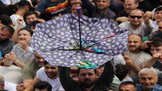 Şifalı macundan kapabilmek için on binler bir araya geldi