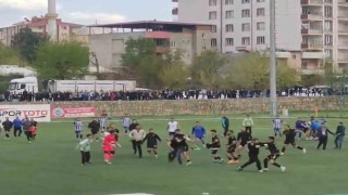 Siirtte amatör maç sonrası saha karıştı