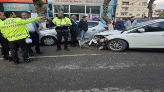 Siirtte otomobil park halindeki araçlara çarptı