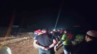 Siirtte sağanak nedeniyle derler taştı, yollar kapandı