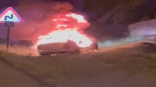 Siirtte seyir halindeki otomobil alev alev yandı