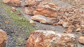 Siirtte yamaçtan kopan kaya parçaları yola düştü