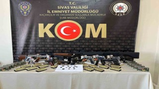 Silah kaçakçıları derin dondurucuya sakladı, polisten kaçamadı