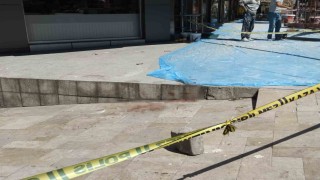 Silahla vurduğu yaralıya yerde yatarken tekme attı