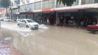 Silifkede kuvvetli yağış, cadde ve iş yerlerini sular altında bıraktı