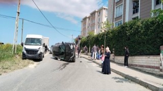 Silivride sürücüsünün kontrolünü kaybettiği araç takla atıp yan yattı: 2 yaralı