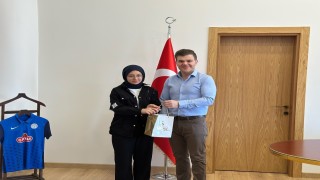 Simav Kaymakamı Karaloğlu, Türkiye derecesi elde eden hafız öğrenciyi ödüllendirdi