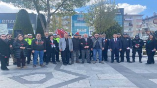 Sincanda bulunan lise öğrencileri polis memurlarına sürpriz yaparak karanfil dağıttı