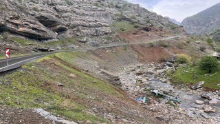 Şırnakta araç Habur Çayına devrildi: 2 yaralı