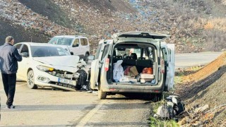 Şırnakta otomobil ile kamyonet kafa kafaya çarpıştı: 3 yaralı