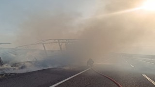 Şırnakta seyir halindeki tır alevlere teslim oldu