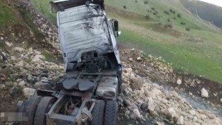 Şırnakta tır şarampole devrildi: 3 yaralı