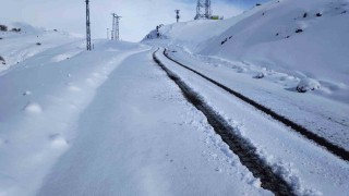 Şirvanda kar nedeniyle kapanan köy yolu ulaşıma açıldı