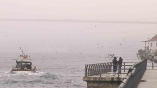 Sis ile kaplanan İstanbul Boğazı kartpostallık görüntüler oluşturdu
