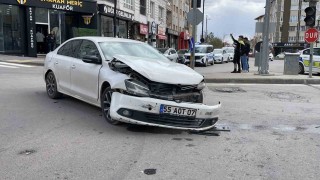 Sivasta araçlar çarpıştı, bir kişi yaralandı