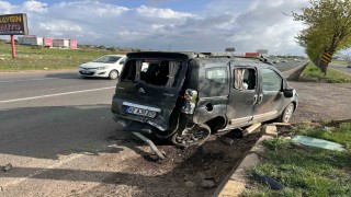 Siverekte otomobil, hafif ticari araca çarptı: 1 yaralı