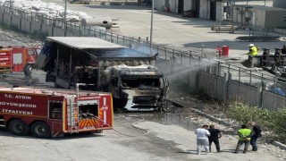 Sökede atık kağıt getiren tırda yangın çıktı