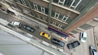 Sorumsuz sürücü aracını yol ortasına park etti, trafiği kilitledi
