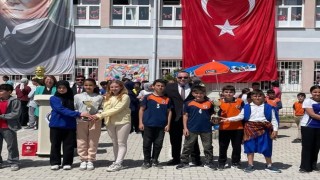 Spor yarışmalarında dereceye giren okullara kupaları verildi