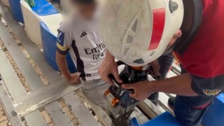 Statta maç izleyen çocuğun ayağı tribündeki demire sıkıştı