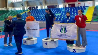 SUBÜ öğrencilerinden Taekwondoda 3 madalya
