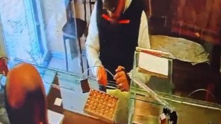 Sultanbeylide kuyumcudan 570 bin TLlik külçe altın hırsızlığı kamerada