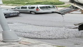 Sultangazide mikserden dökülen beton sürücülere zor anlar yaşattı: O anlar kamerada