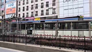 Sultangazide tramvay seferleri durdu, yoğunluk yaşandı